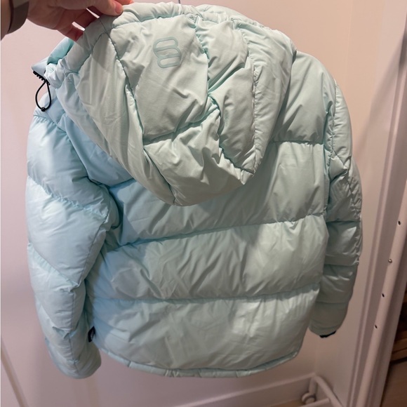 Aritzia Super Puff (Shorty) - Picture 2 of 3